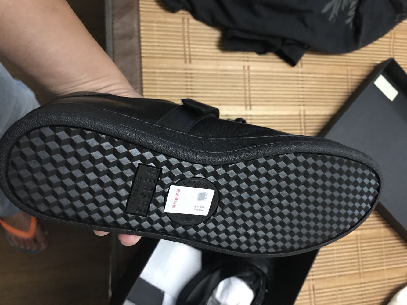 鞋子搞活动买的,还算便宜吧。摸起皮质比较软,看之前的评论说这羊皮的粘不得水,还没穿呢不晓得粘了水会变成什么样子。唯一不爽的就是,右脚的鞋子前部有明显的褶皱,而且很软,褶皱的印子很深,像是折了很久的。不可能是别个穿了不合适的退货吧?!这个打折也不能拿旧货来忽悠我啊!客户能服解释一下!!!