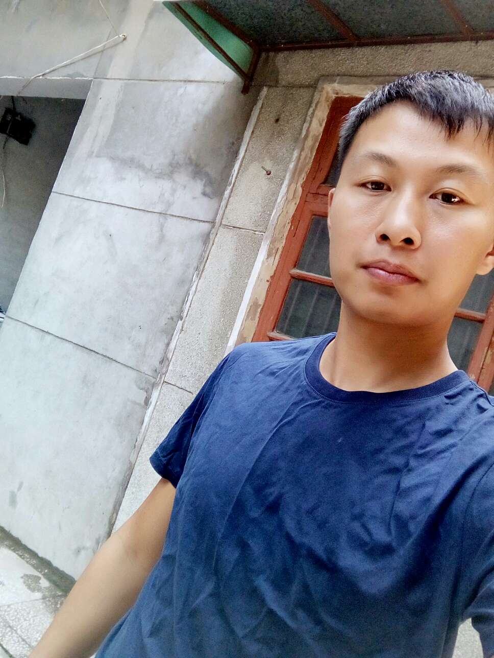 面料特别柔软顺滑,颜色很好看,穿上也舒服。