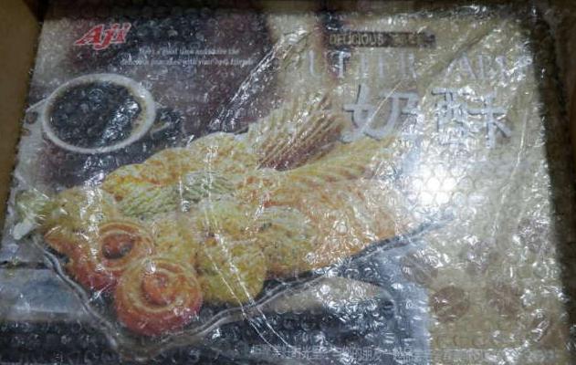奶酥曲奇饼干很酥脆,包装精美,唯一不是很满意的是日期不是很新鲜,可能也是因为这个价格才那么便宜。