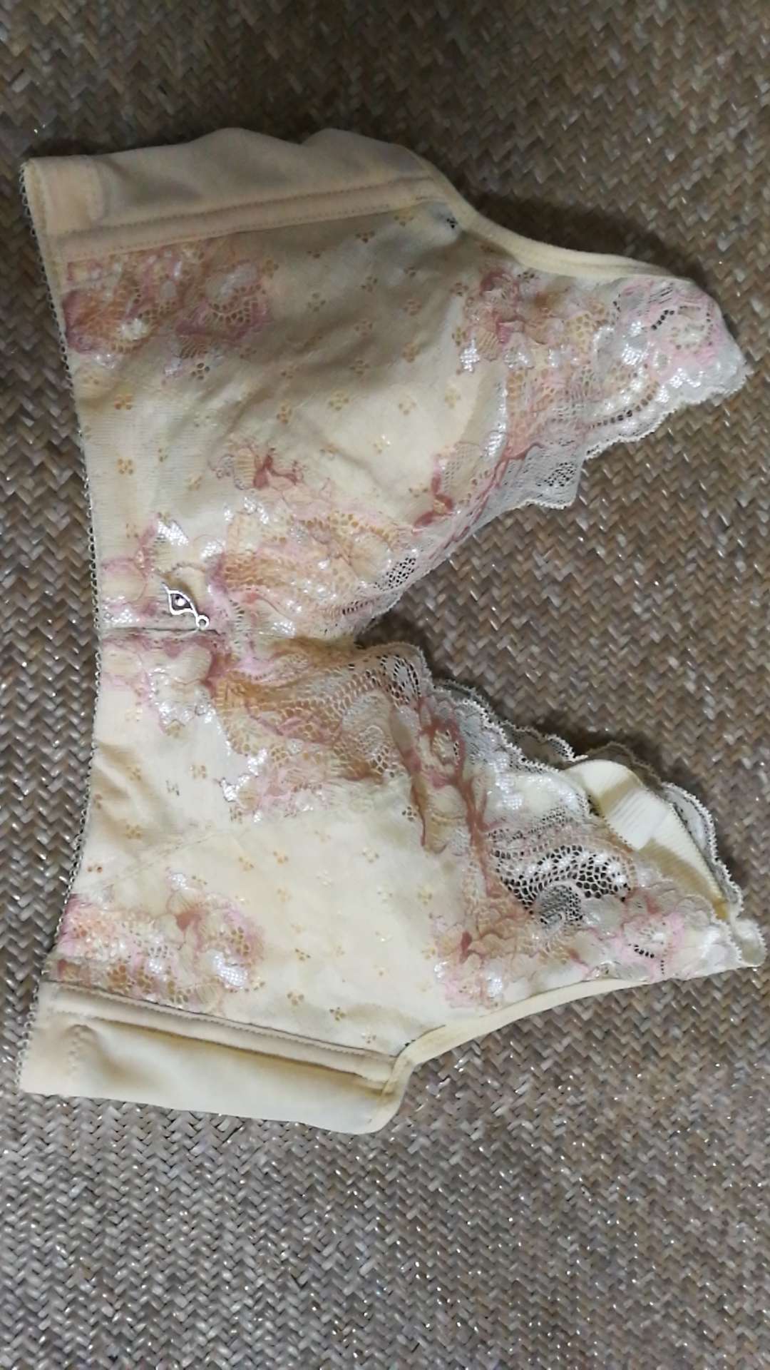 很薄的文胸,比较适合胸大的MM穿。