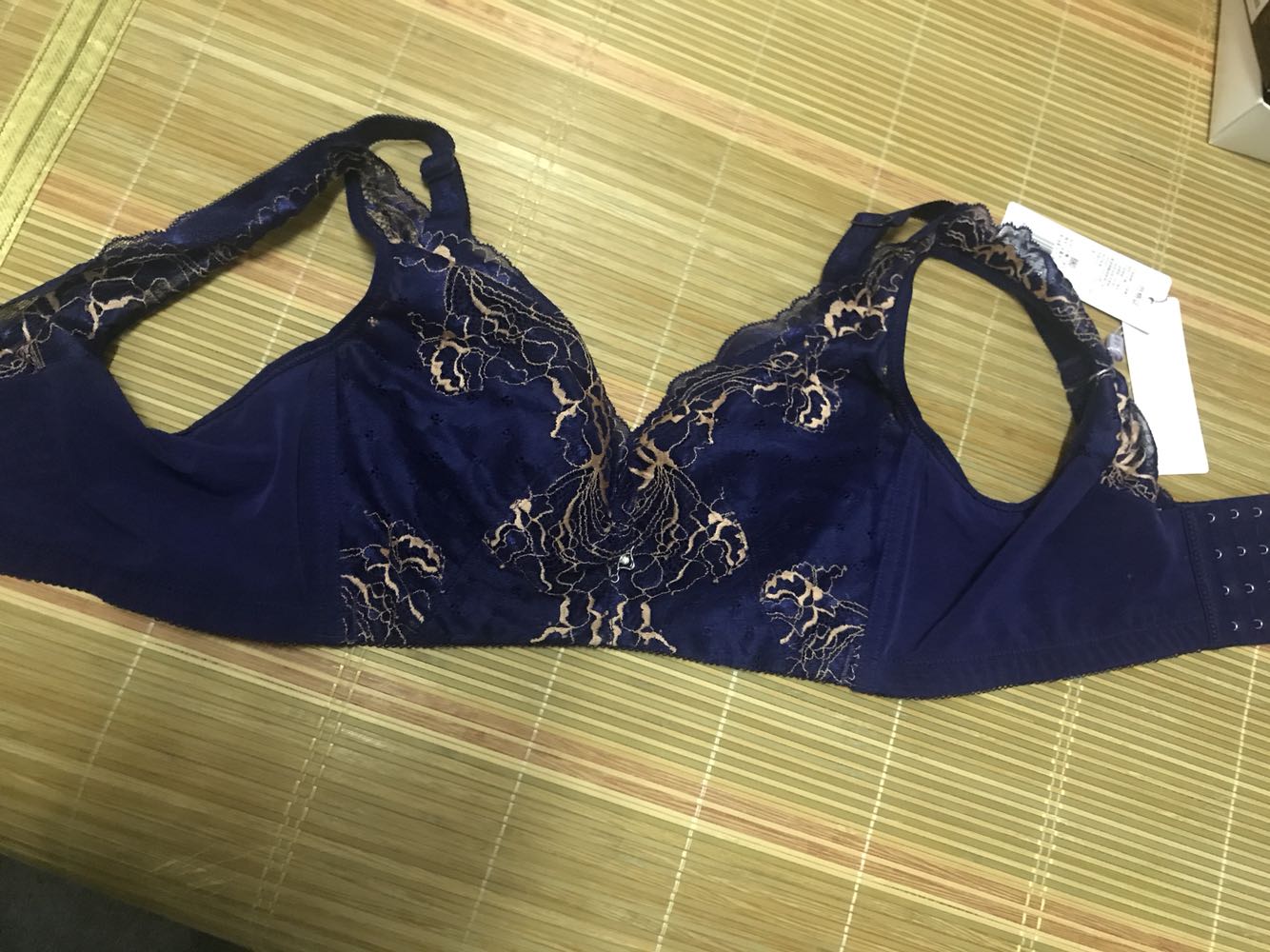 薄款的,适合胸大的MM穿,夏天穿挺合适的,习惯性好评!