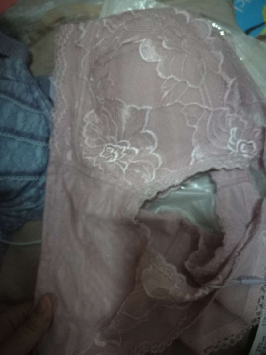 内衣很好,挺舒服的,没有钢圈也不塌,里边的垫不是很厚,拿掉后内衣有点薄,可参考图片!价格小贵,有活动比较划算!