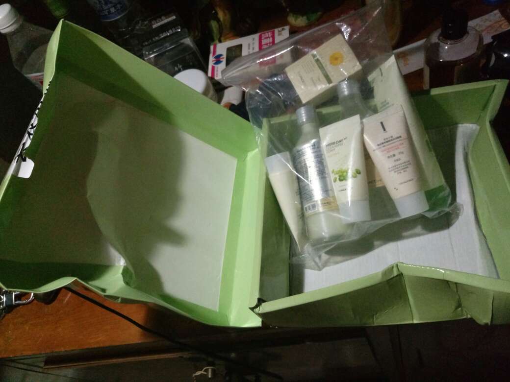 每次在买都这样让我非常不爽,不能用个包装盒吗?也就是快递给力点!