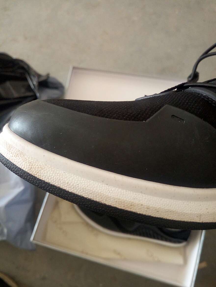 看起来挺不错的,不过没有逃脱其他买家说的鞋帮脏的命运,有点小瑕疵,不过不影响穿有点小线头。耐不耐穿以后追评吧!