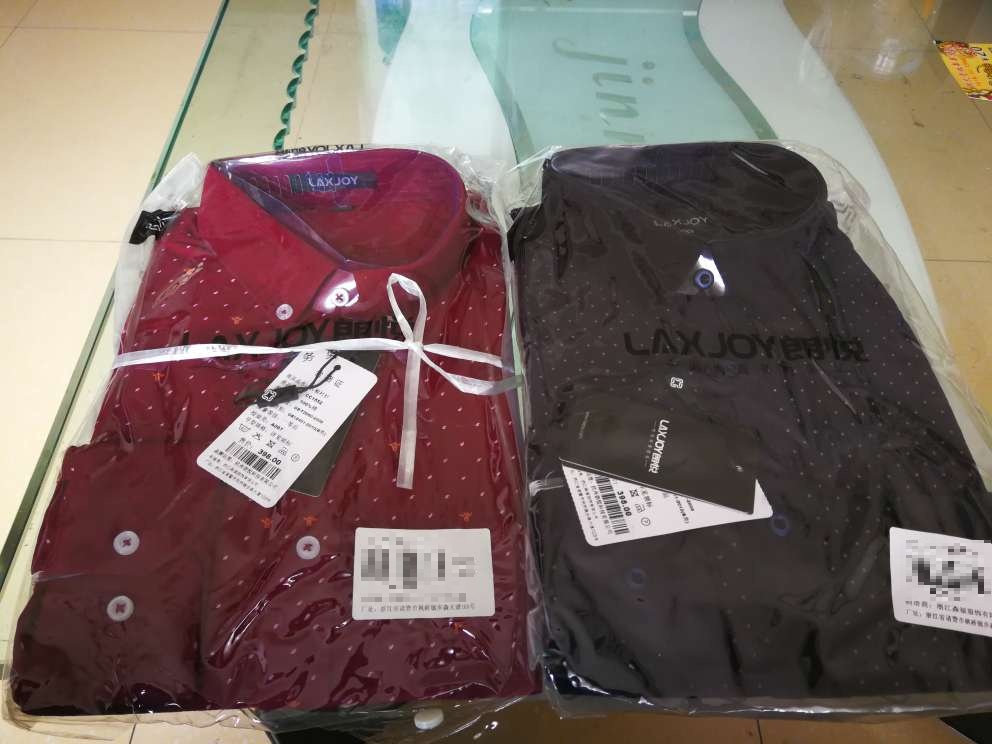 *两件,稍微有点紧,其他的还行吧,适合这几天穿