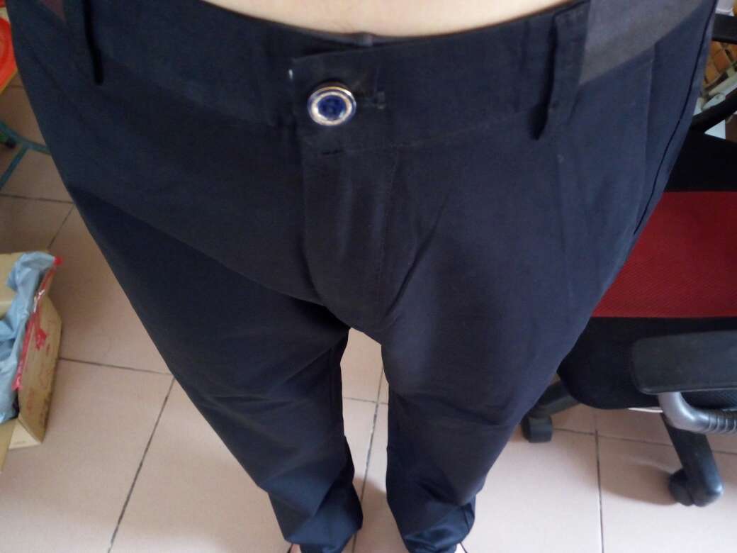 尺码刚刚合适,布料顺滑,穿着舒适。就是快递包装都压扁了,箱子还是湿的,昨晚下的单,今天下午才到,快递站就离我一两百米,快递哥把我的东西放在最底下压扁搞湿了,最后才送到我这里,让我心里非常不舒服。