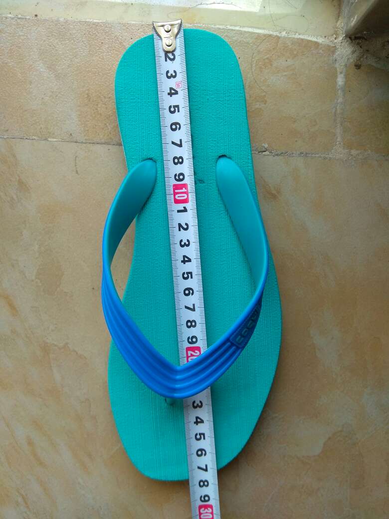 说是42码,实际偏大2码,42码页面说26.5cm,实际是27.5cm,是44码的尺寸。