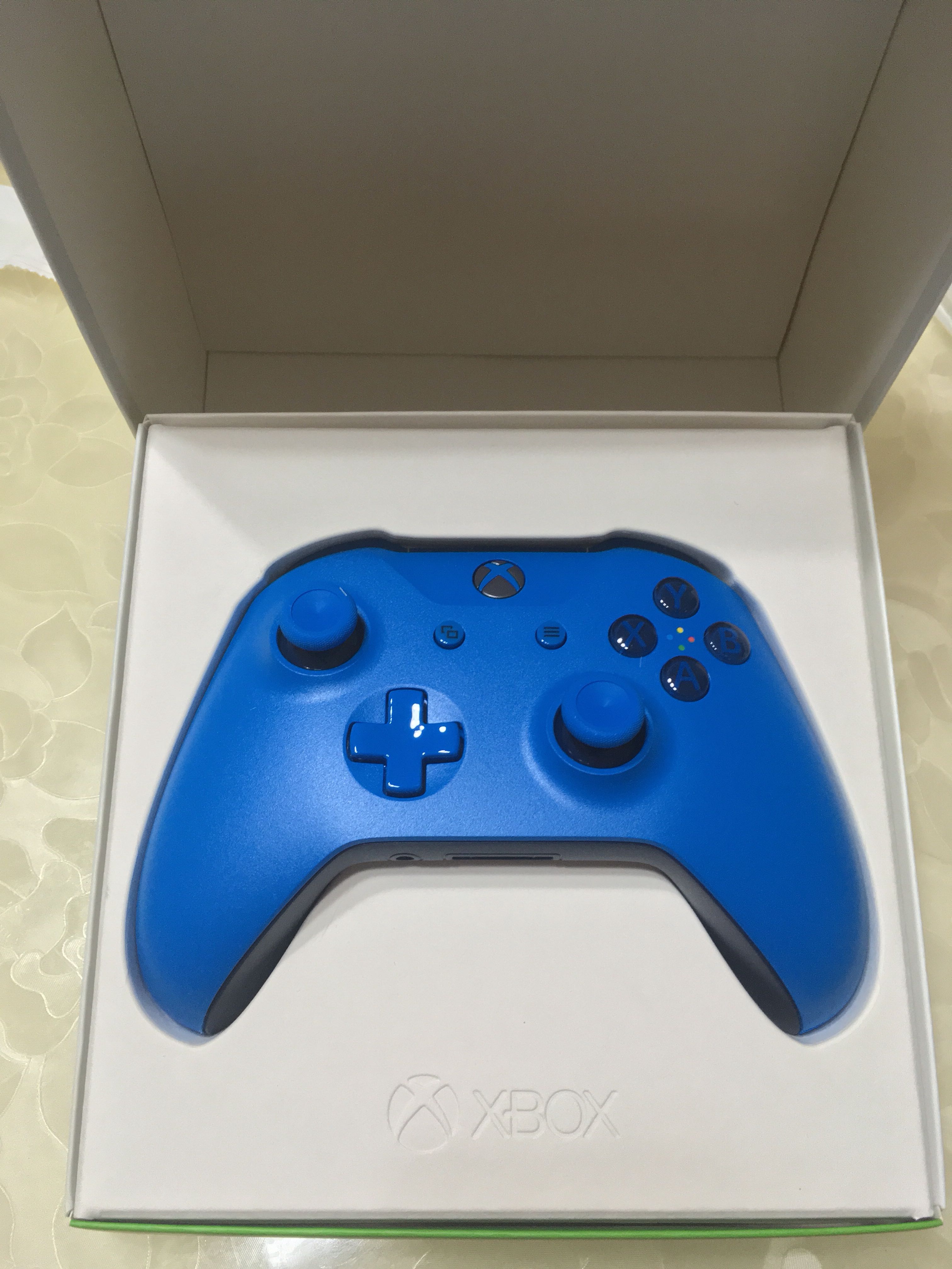 全新正品,手感不错,观望已久的手柄了。买来玩GTA5,还要习惯习惯从键鼠的过渡。有两点小不完美,一就是 摇杆按键需要很大的力才能按下去。二是挑蓝牙,看评论很多随便一个蓝牙适配器就可以工作,我这个死活连不上我的蓝牙,只能暂时用有线了。等日后买一个新版的无线接收器。