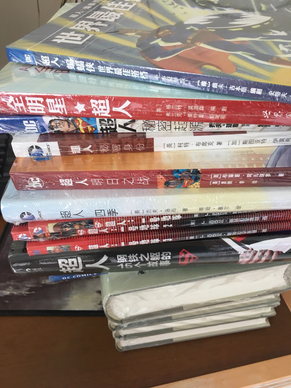 超人经典形象,虽然现在不红了,这次618不到三折的价格,屯了一堆世图的美漫,超人的差不多买齐了,慢慢看。漫画书平时太贵,大家还是活动时买比较好。