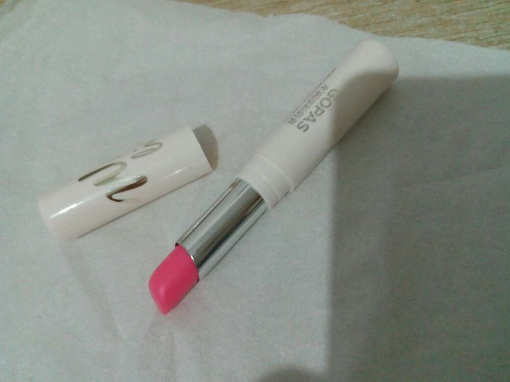 很保湿,颜色接近肤色,不化妆也可以用