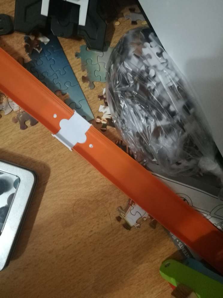 孩子看完电影就买了这个,平时就爱玩拼图,100片的正好,三百片那个有点多了,大人拼都费劲
