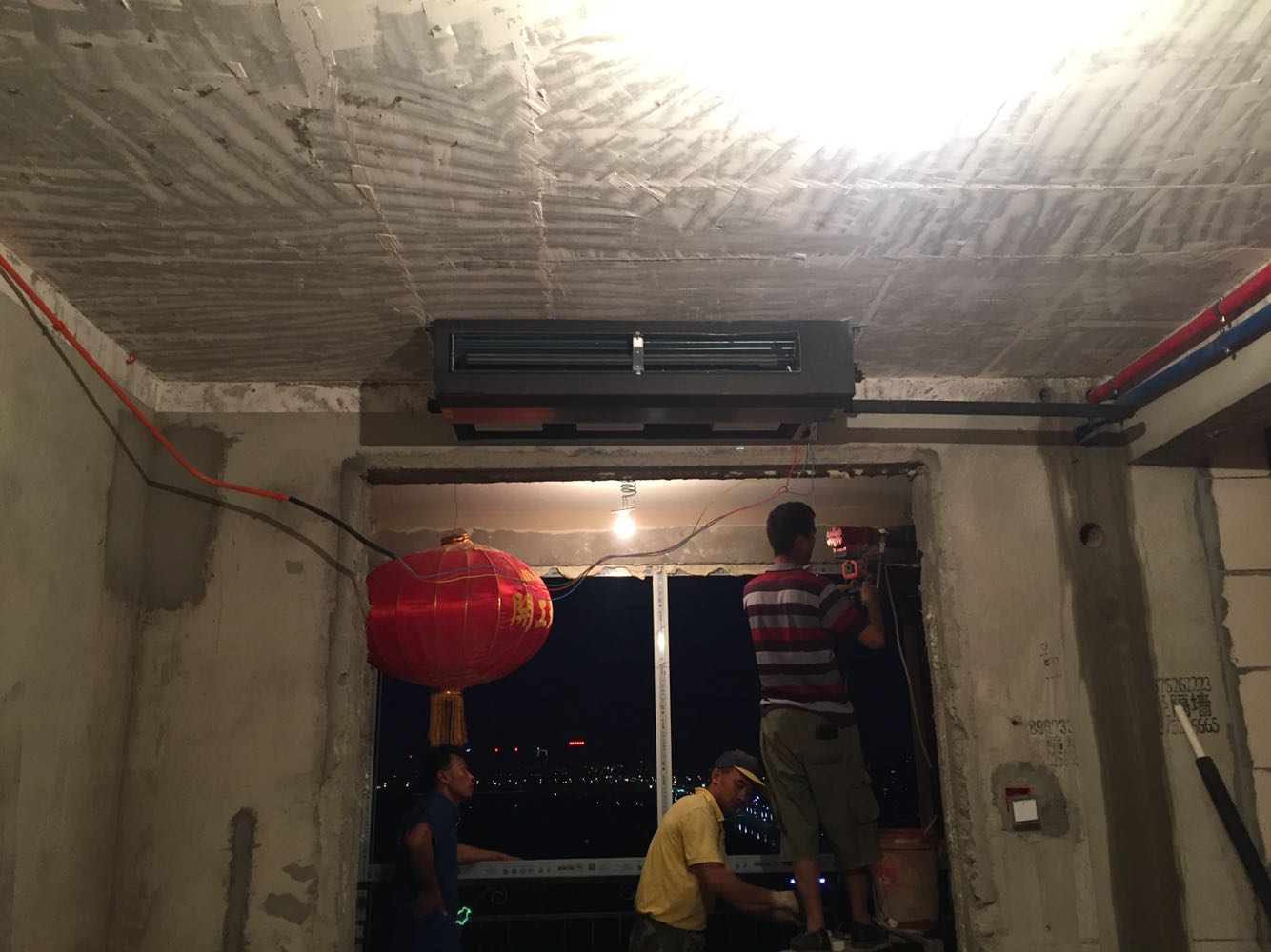 安装师傅不错!很负责,打得斜洞墙太厚,还是承重墙,足足打了2个小时辛苦了!风管机不错,制冷快,不足就是声音稍微大了点
