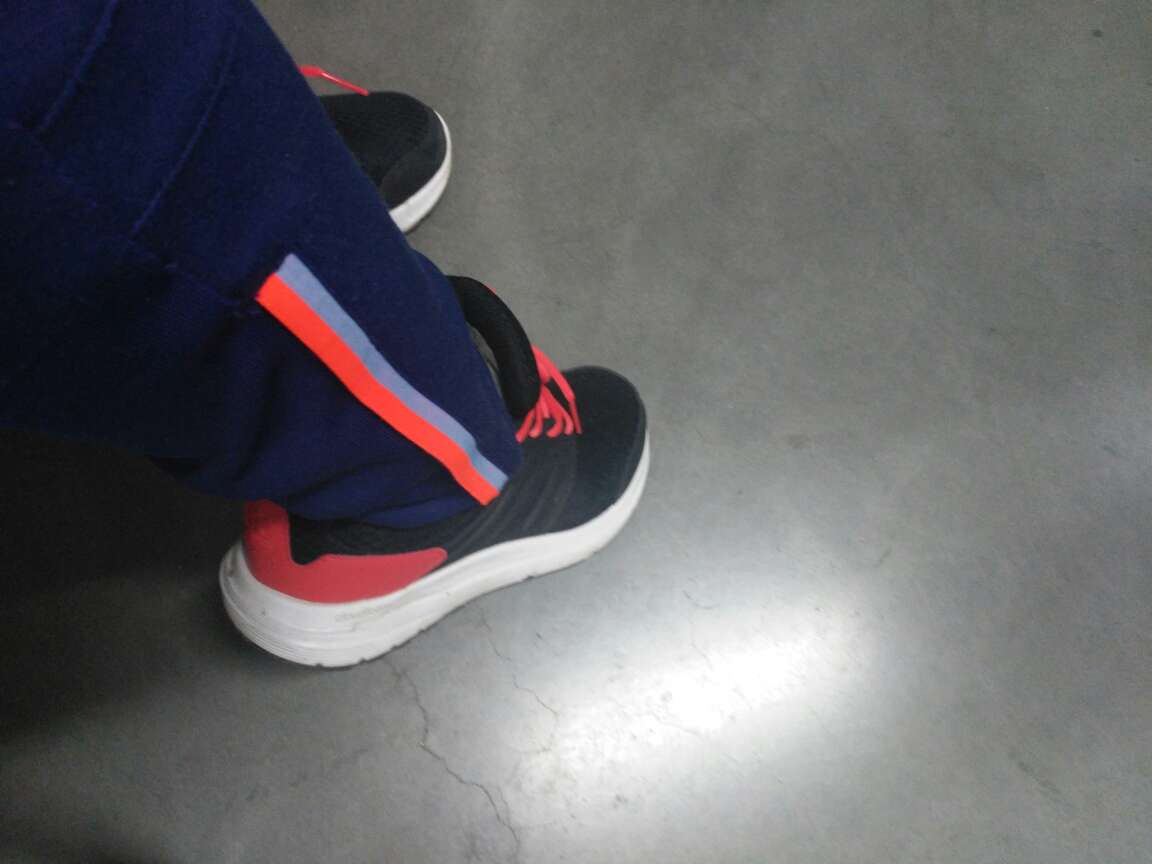 鞋子舒服,鞋底软软的,穿起来不胖