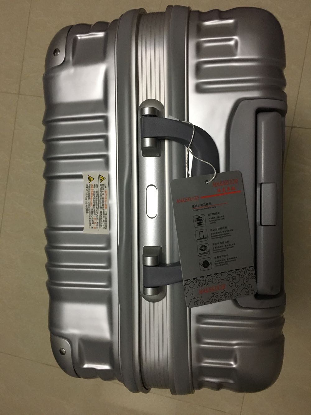 快递一如既往的快,快递员一如既往的好态度,箱子完美到货,因为没有修改密码的说明书,上网询问方法回复很快,箱子做工整齐没有缺陷这点比较满意