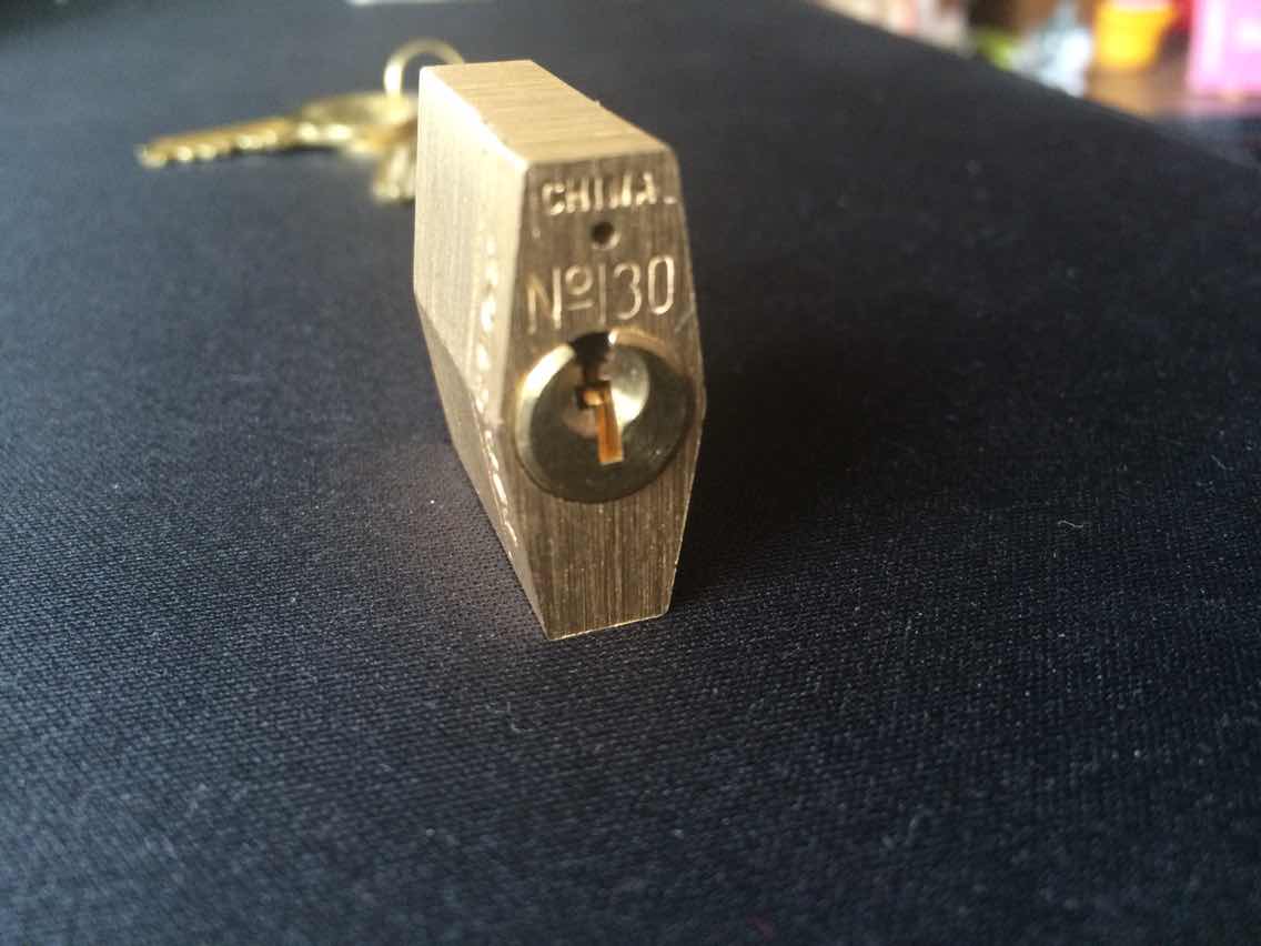 很有分量,做工精致,钥匙也看起来耐用。