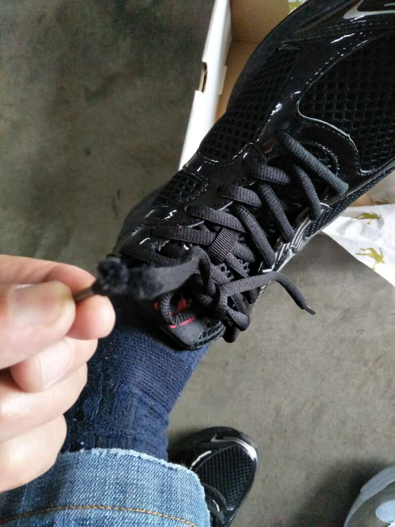 物流快!可惜刚打开鞋带就是断的!无语了!!