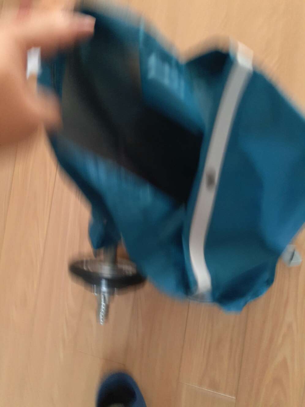 拿到手的感觉,好大一个包,超简约的感觉,材料也挺好包带比较单薄,背着不是很舒服,应该能装很多衣服。有点小尴尬的感觉。