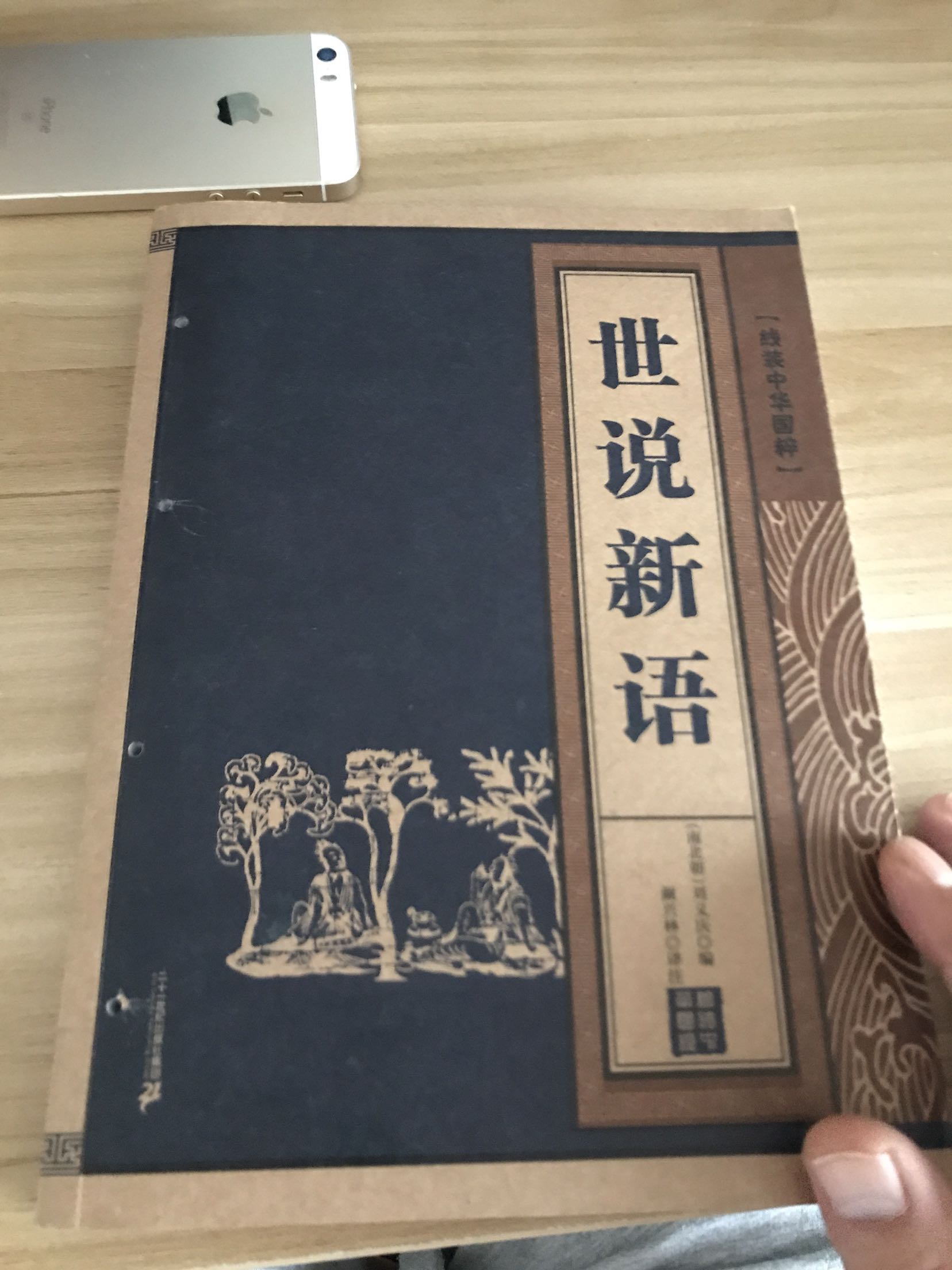 有种脱裤子放屁的感觉,明显胶粘的还要穿几根线,忽悠你妹呢,而且你这线都不会穿,到手里线就松掉了,索性扯断反正看着碍眼。建议大家别买。