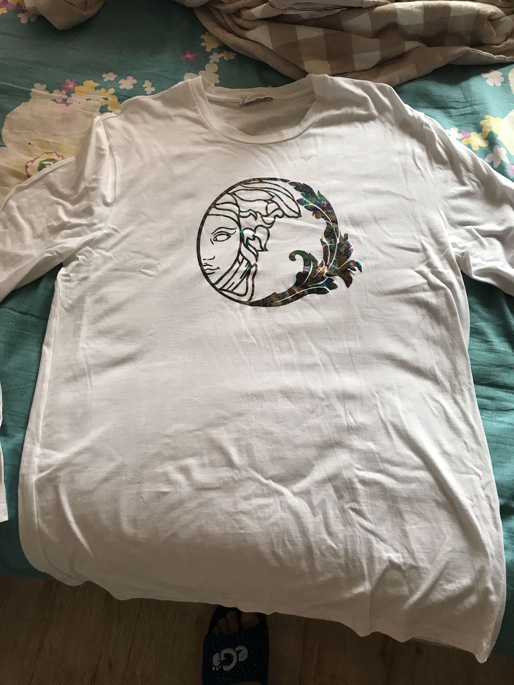 衣服质量不错,送货的速度很快,第一天定的,第二天早上就收到货了,衣服码有些偏大,建议买比实际身长稍小一些的。
