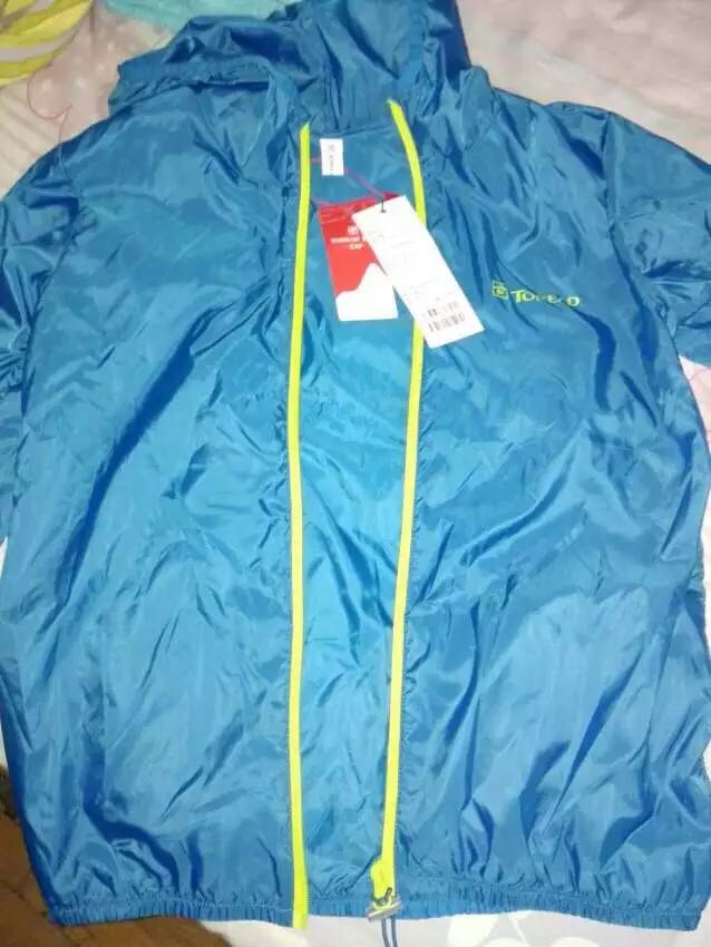 给奶奶买的,客服不错的,在申请换货后,专门打电话过来询问需要的号码。所以,换货很顺利。衣服质量不错。快递也速度,信赖呢。不错不错。评价晚了。
