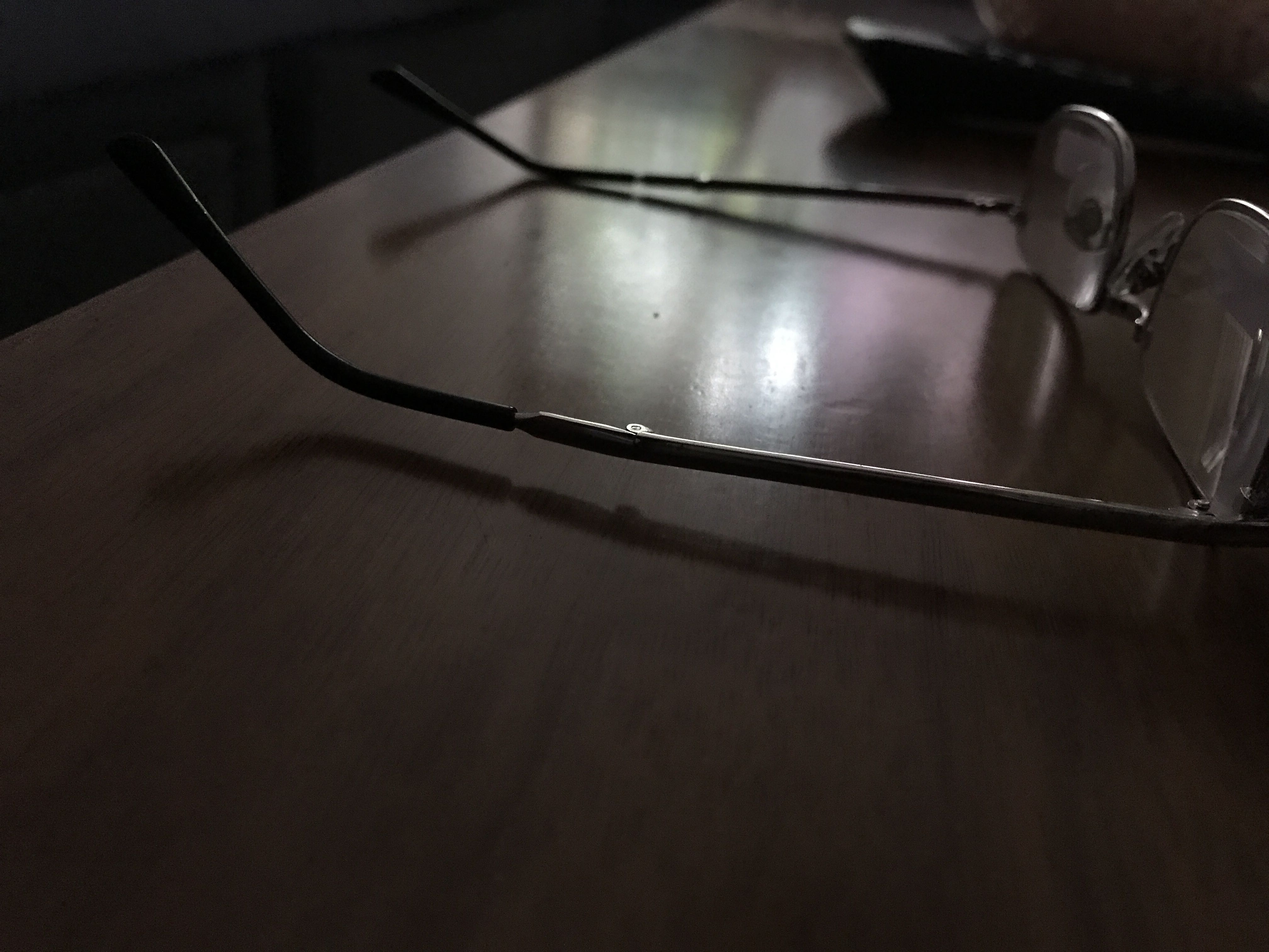 确实不想多说,看图!镜腿高低不平且还不对称,鼻梁中间那个不知道是胶水还是什么杂质!算了,也懒得退了