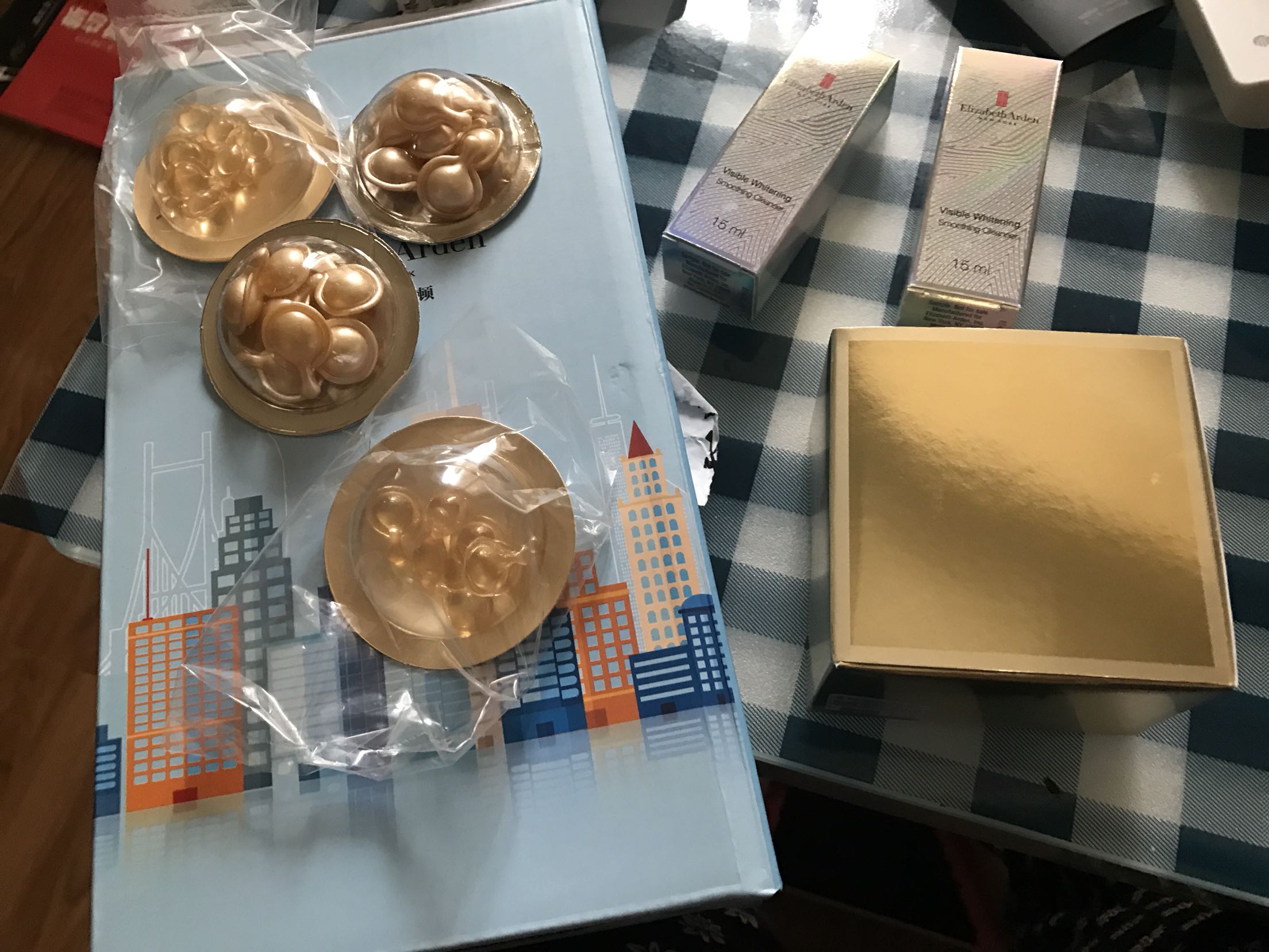 我的化妆品基本在香港买,第一次在买化妆品,这个品牌也是第一次,不知道是不是正品,但我相信买的东西吧,用了感觉很油不过好在吸收快,也不过敏,用多几次再来追平