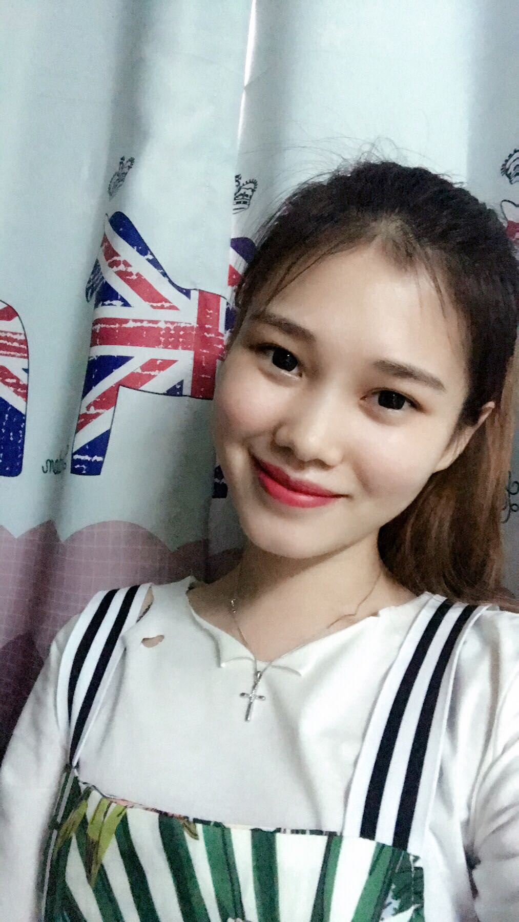 跟眼睛的颜色很相近可以