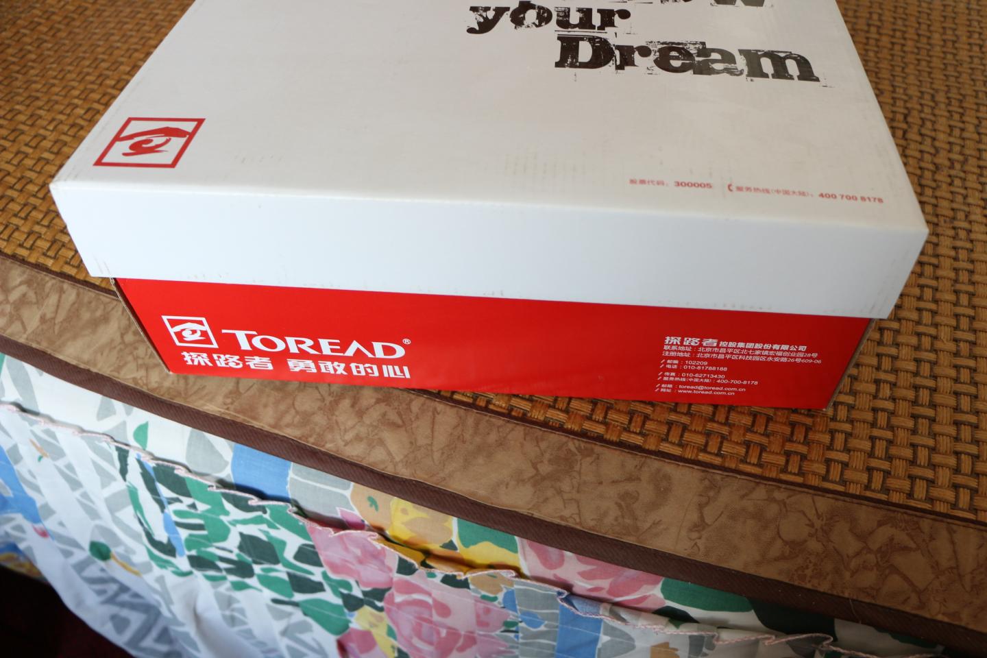 这款鞋的价格适中,但是材质很不错,就是其鞋带的设计有些另类,我还是觉得老式的鞋带设计比较实用。