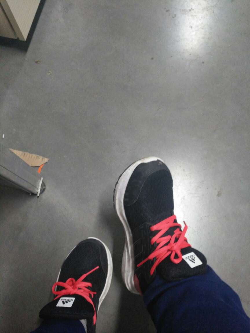 鞋子舒服,鞋底软软的,穿起来不胖