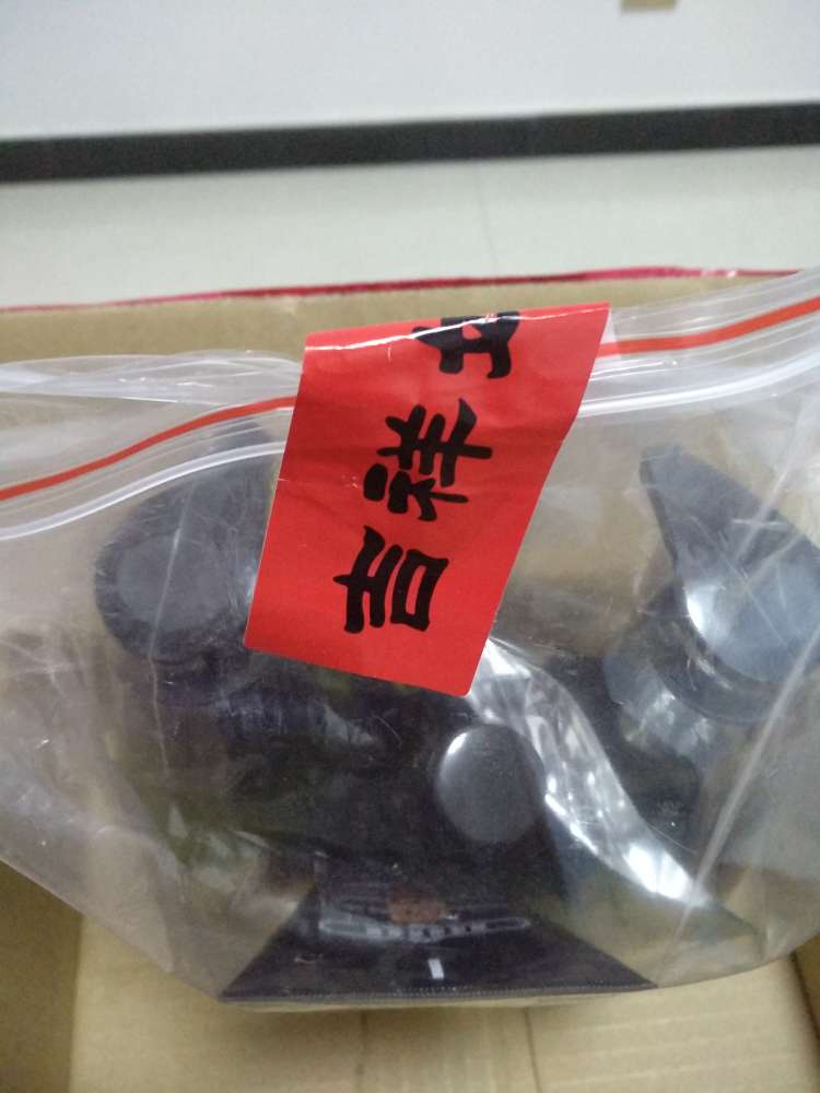好香,隔着瓶子就能闻到,一股清香,本人喜欢,想抱着瓶子一直闻,喜欢喜欢。不过,舍不得用啊!500多一点毫升,很快就用完了,舍不得,挺贵的,买的最贵的也就50啊!慢慢慢慢用要。