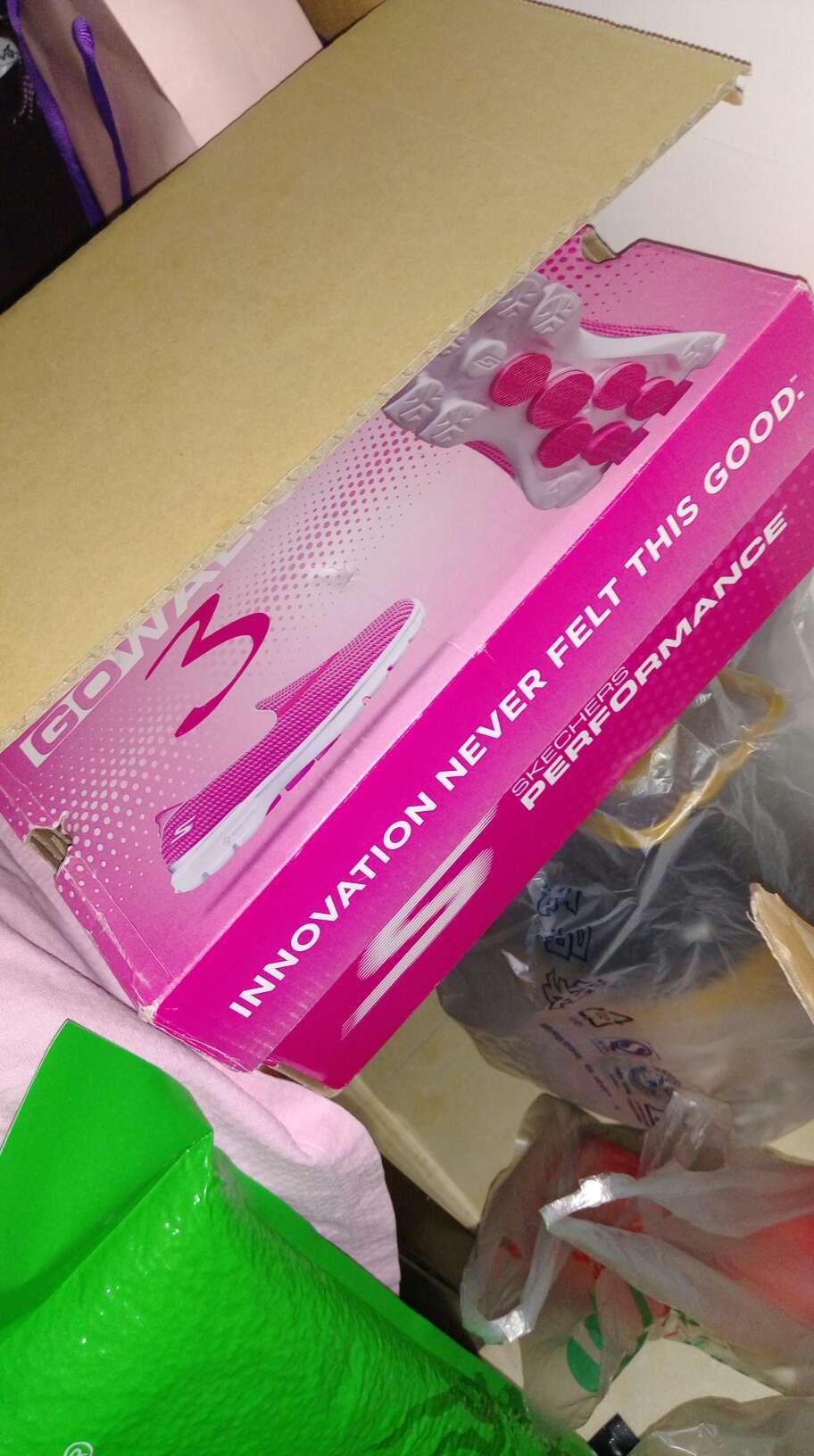 送老妈子的 他很喜欢 穿着很舒服 之前穿的鞋子脚痛 换了这个就不痛了 现在天天穿