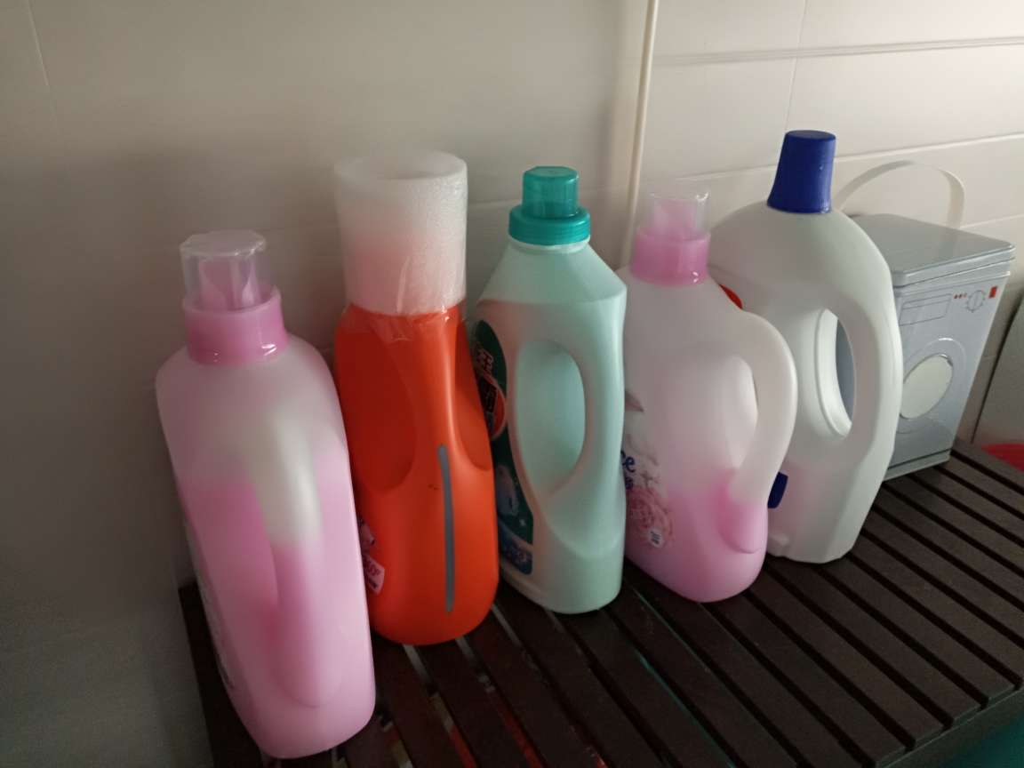 不知道从什么时候开始,洗涤用品,洗发护发,卫生棉卫生纸…这些生活必需品都开始再选购了…每当家里有需要的时候,第一时间都是打开。有一天偶然去超市,发现本地的超市都是从进货,拉来整整一车的蓝月亮洗衣液…当时我就震惊了…快递送货上门!非常赞!