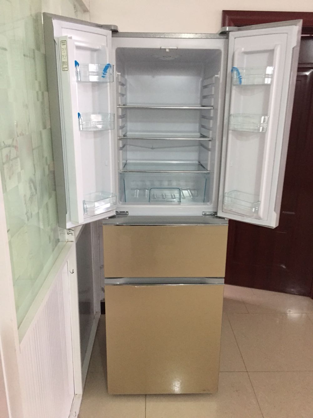 冰箱看着高大上,配送师傅很好,下着雨背上三楼,大赞?????