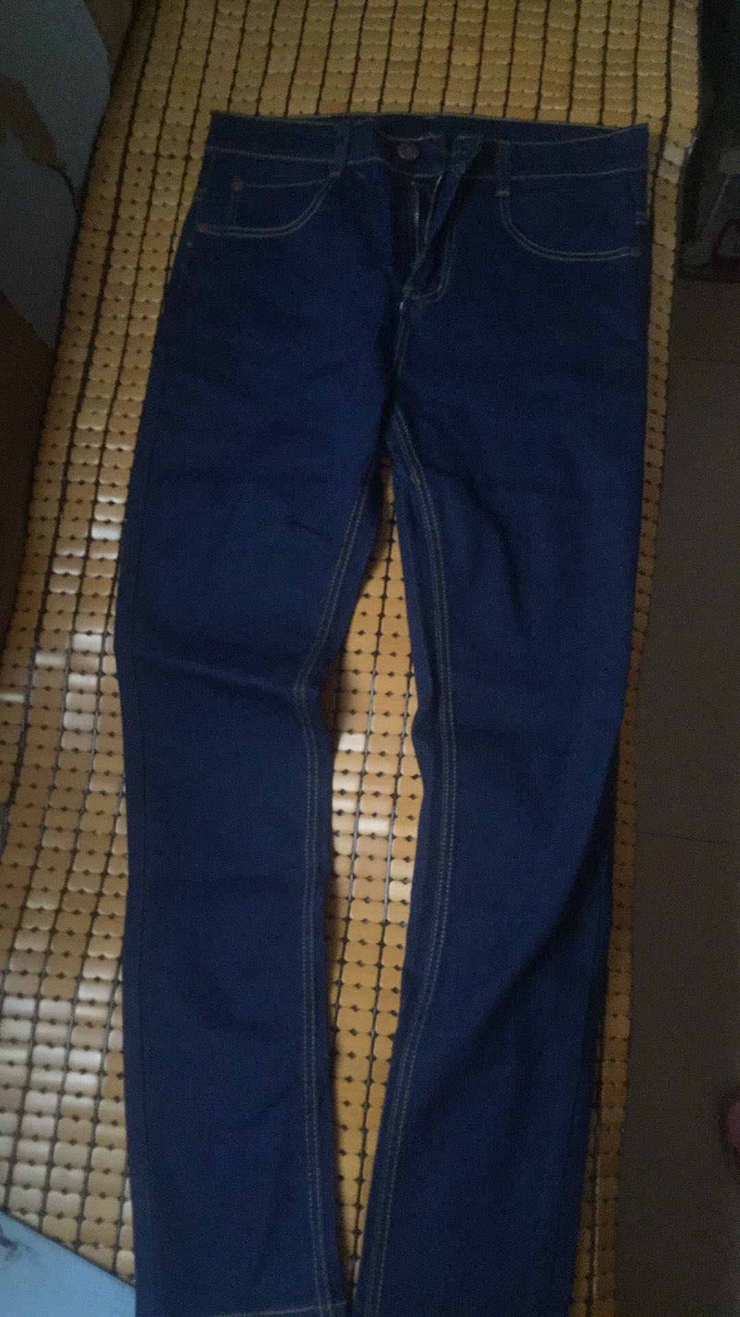 到了两天的裤子才刚拆开,样式挺好的。就是说有弹性这点我不认同,算不上有弹性