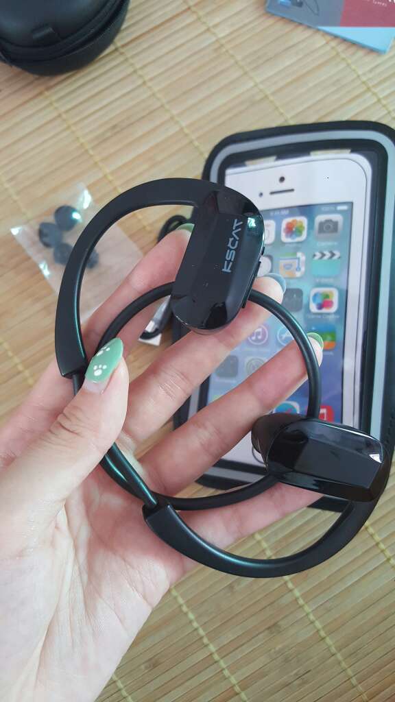 快递几近周折总算是到了 试用了一下蛮不错了 音效也还不错的 就是不知道耐用不 戴着还是会有耳机的痛 不过是正常还能接受 送的装耳机的盒子真的蛮可爱的 运动手机套还好够大 刚好装下我的三星note5 以后再也不用愁手机放包里容易抖坏咯 哈哈 不过还是有一丢丢味道