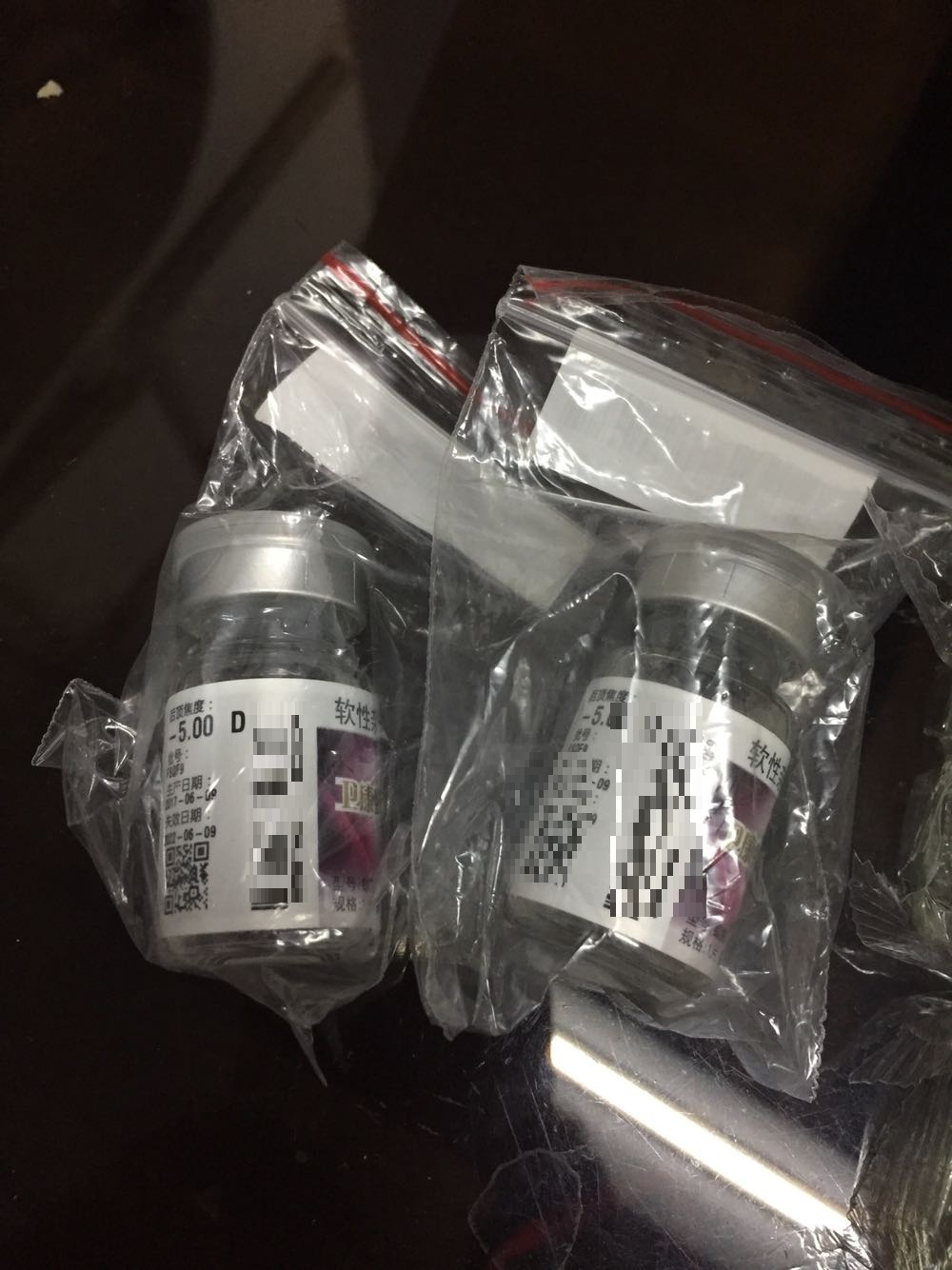 一直使用卫康的隐形眼镜,价廉物美,戴起来没有异物感,也比较保湿。颜色漂亮,不会很夸张,但眼睛确实变美很多~送了眼镜盒,还是很方便的。物流给力,赞一个!