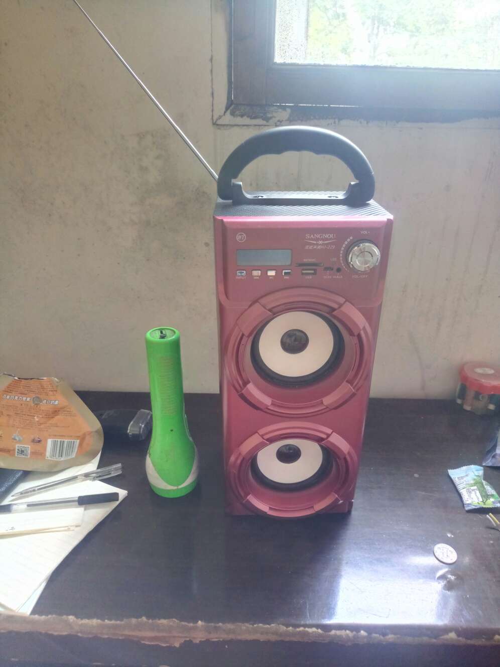 不错,声音挺大的,外观漂亮,没有损坏的地方