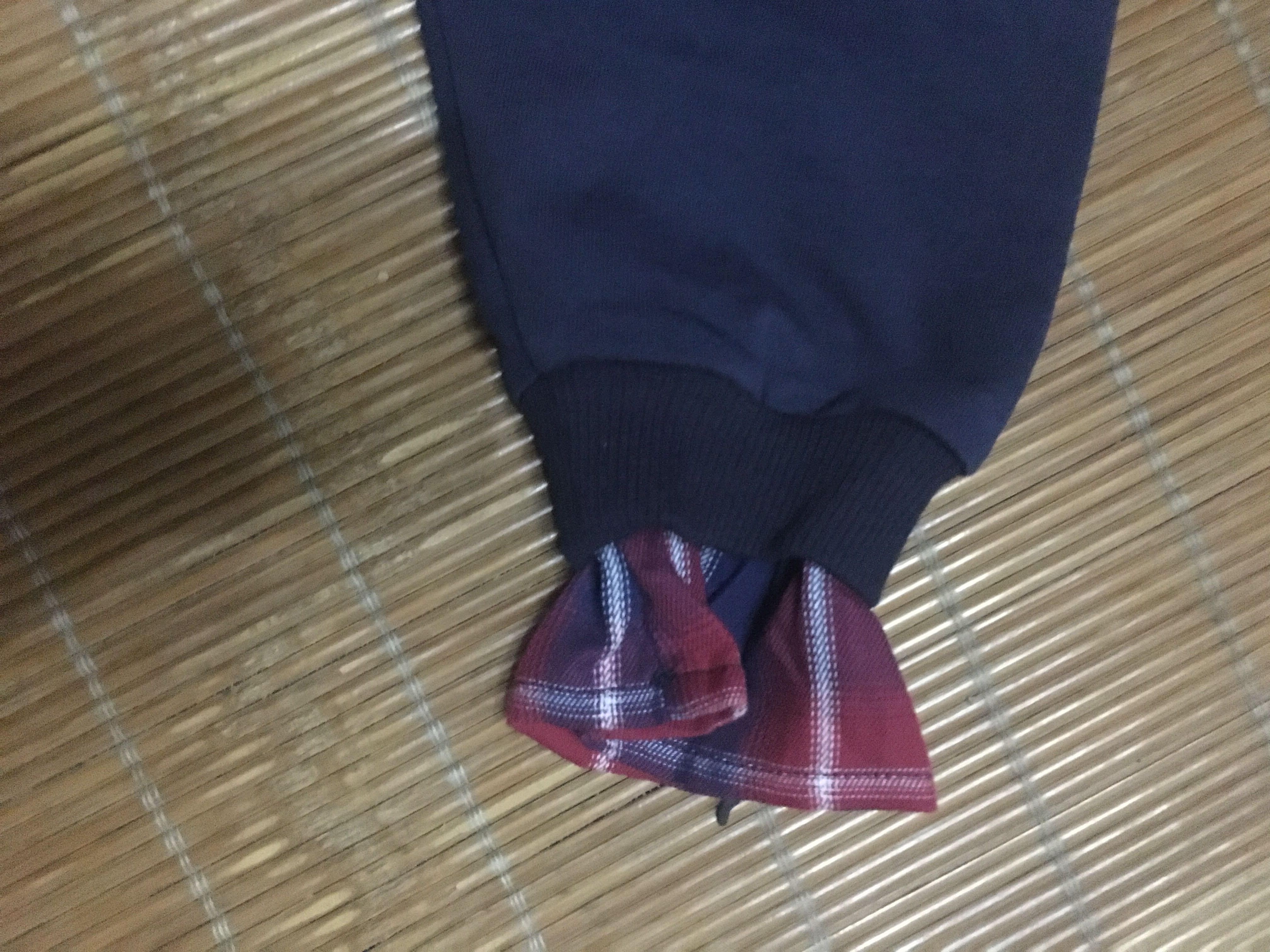 材质是棉得,颜色有点暗,不显肤色,