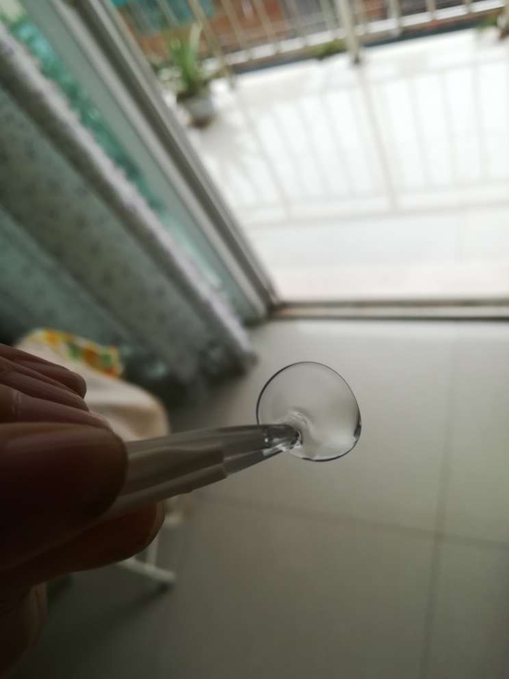有一只是破损的,有很小一个裂缝,反反复复冲洗好多遍,以为是有脏东西在上面,结果对着光一看,有个裂缝。找售后退换货巨麻烦。想想还是算了,给个差评吧。眼睛用的东西,还是要保证质量,不然太没有良心!