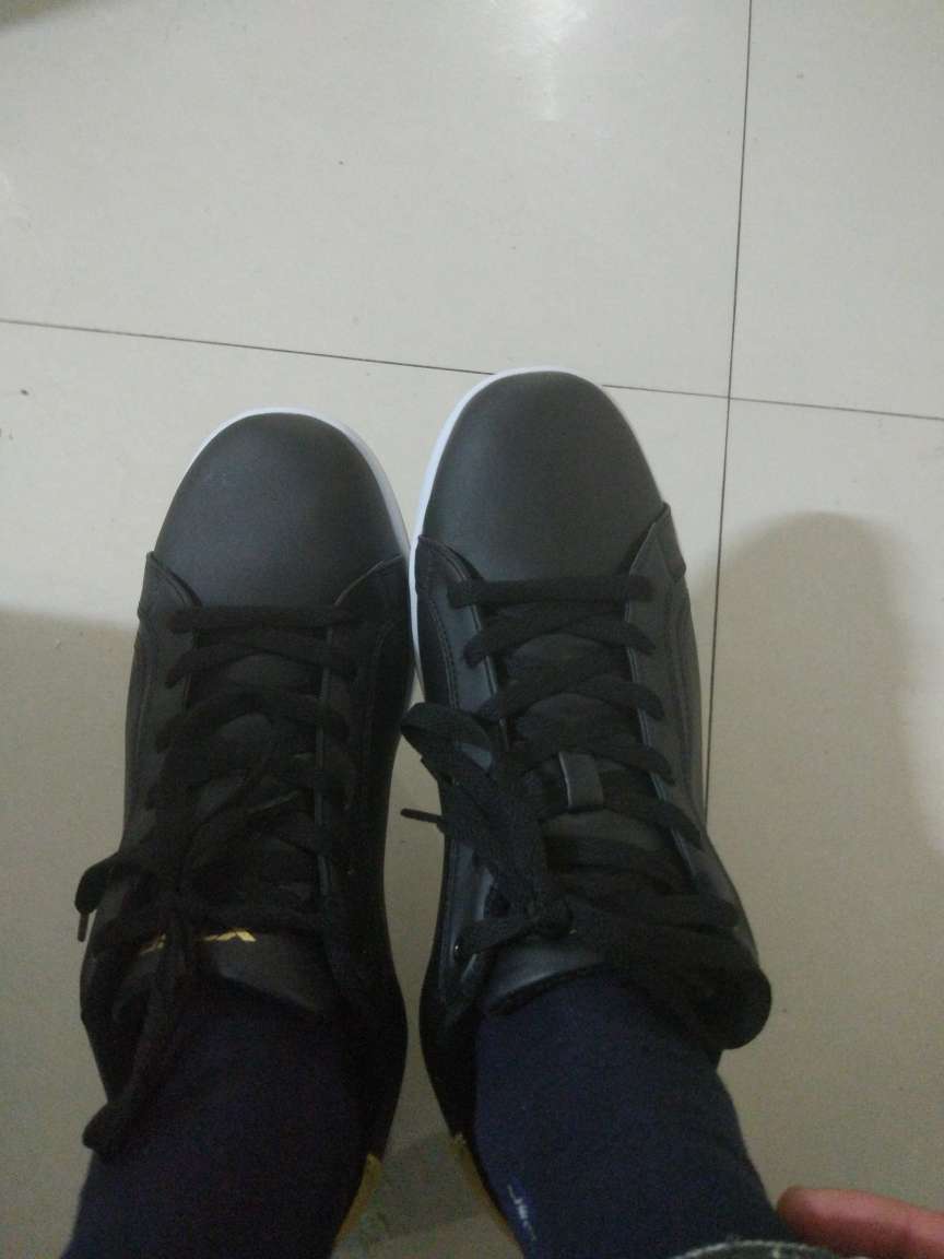 快递给力 鞋子不错 这款鞋略略显瘦一点 不过穿着还不错