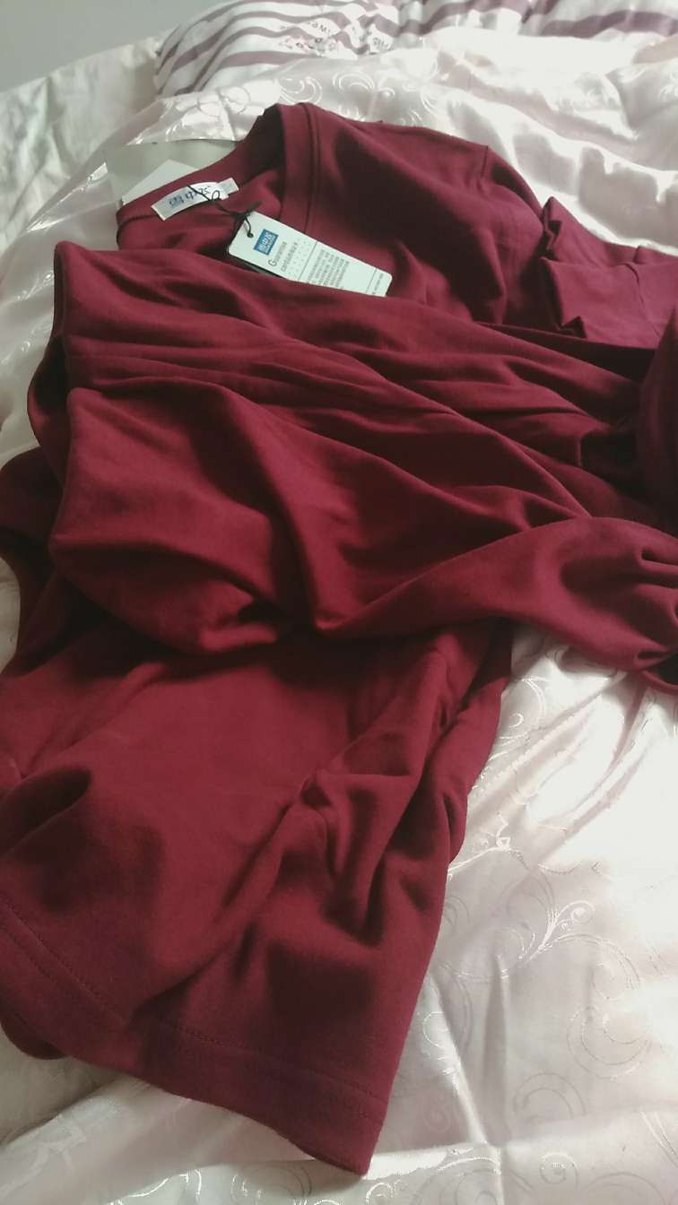 衣服不错 很便宜 手感很好 对的起这个价格 物流也挺快 商家服务态度非常好 值得购买