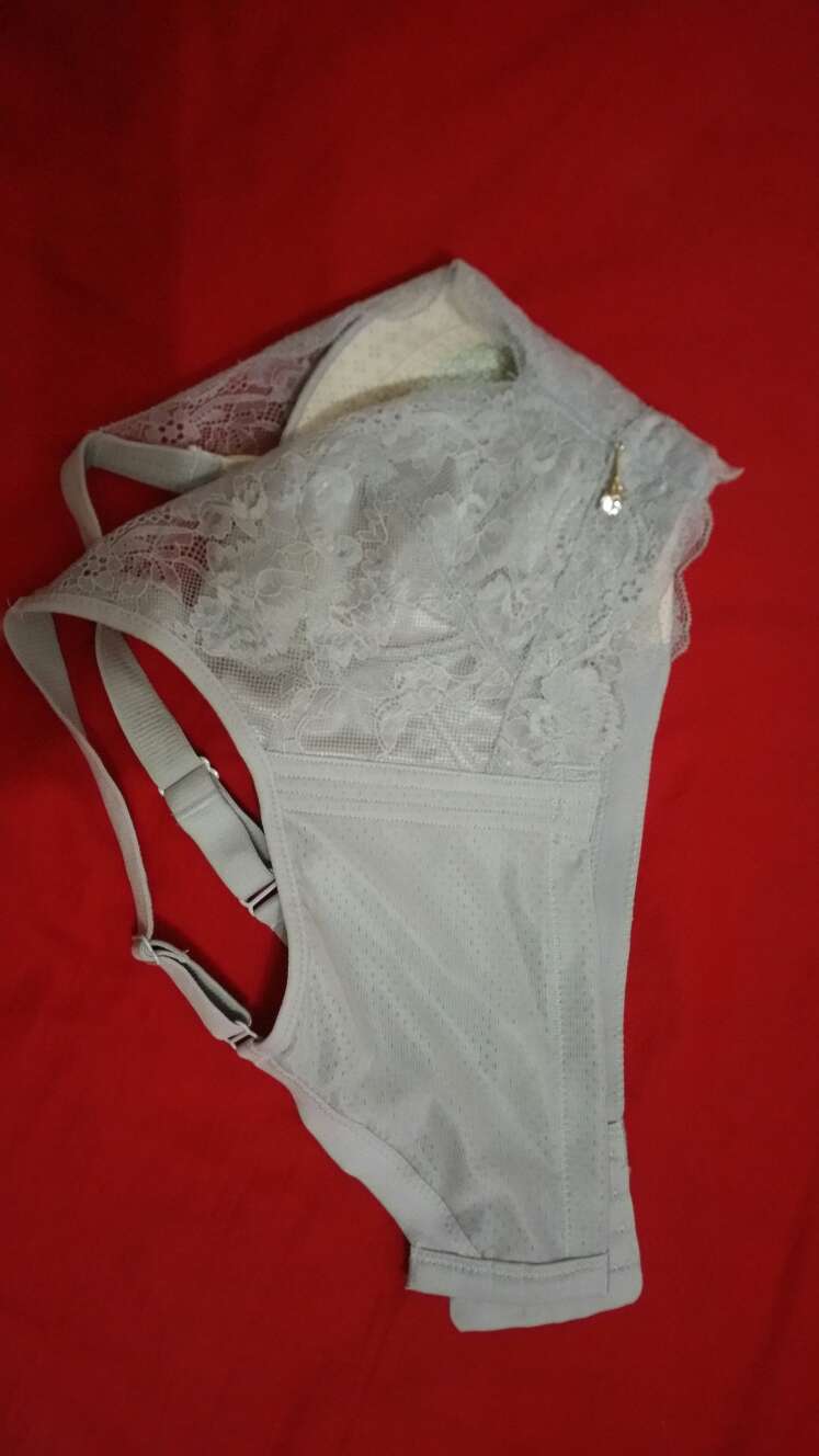 大品牌值得入手,摸着手感不错,不过看样子适合胸大的人带,不知道我家夫人能不能用!布料不错,而且不会掉色,唯一不足就是有点大有点薄。也算是一次愉快的购物吧!满分