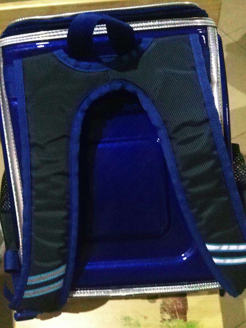 还可以,升小学二年级,大小应该够用。被起来像一个箱子那样,哈哈。