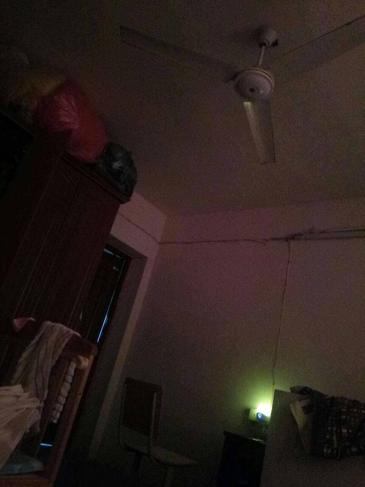 暖光,夜里用特别方便,主要是有宝宝了夜里开关大灯费劲,
