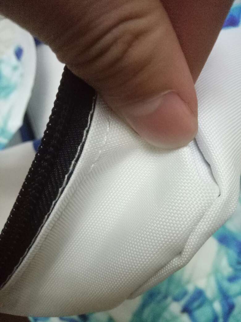 绝对差评。这个不是正品来的。大家不要买。真的,那个什么码都是假的。他冒充贴上去的。这个绝对假货,你看这个车线,这做工,没有一点正品的感觉真的劝大家不要买。好评估计刷出来的
