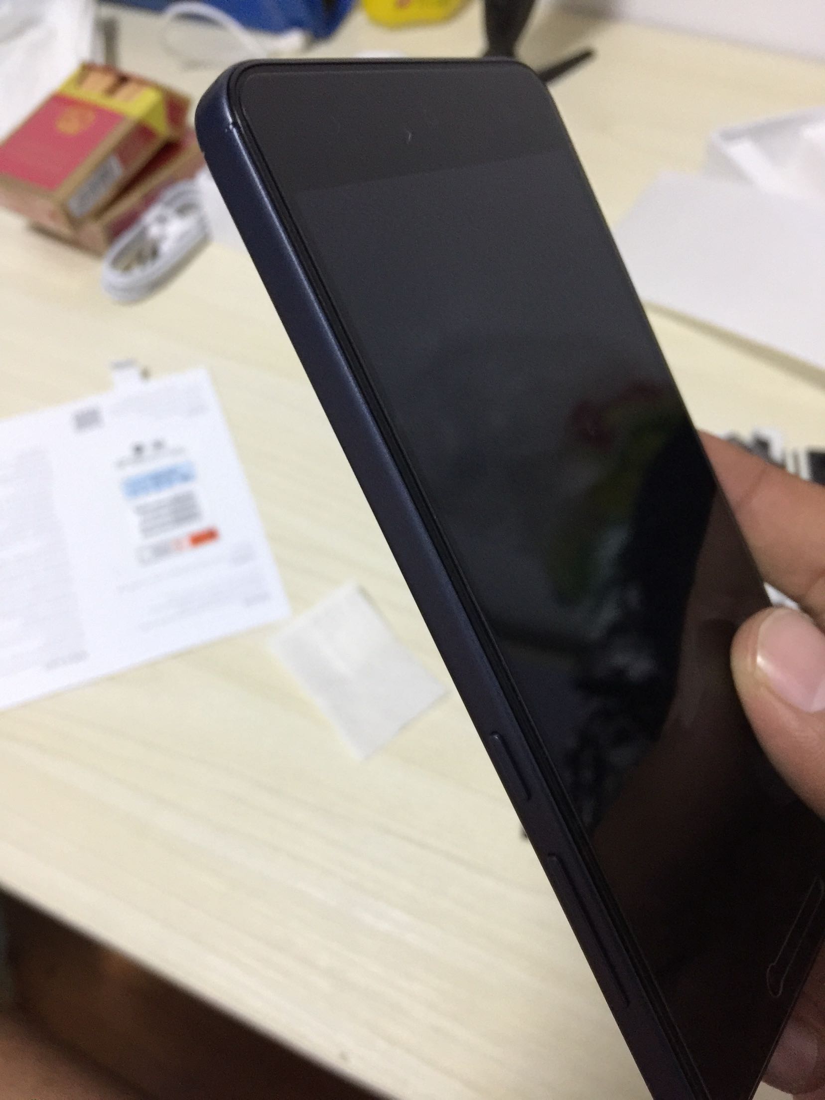 贴是真的好贴。湿巾纸是带酒精的。 好风干。还有一张干纸。先贴上面,慢慢放下去。不要一次性把塑料撕掉 不然不方便贴。就是防指纹不太好