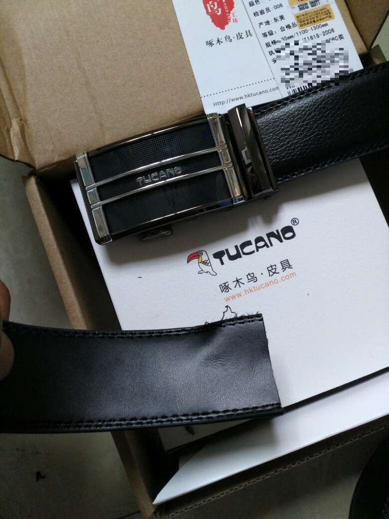 东西到货了,这个价位的皮带肯定不会是皮的,也就那样子吧。不算很软但也不是很硬。皮带头也还不错,皮带长了些就截到合适长度,截断的那一节外层可以用手撕断,内层就撕不断了。先用着,希望能用久些。