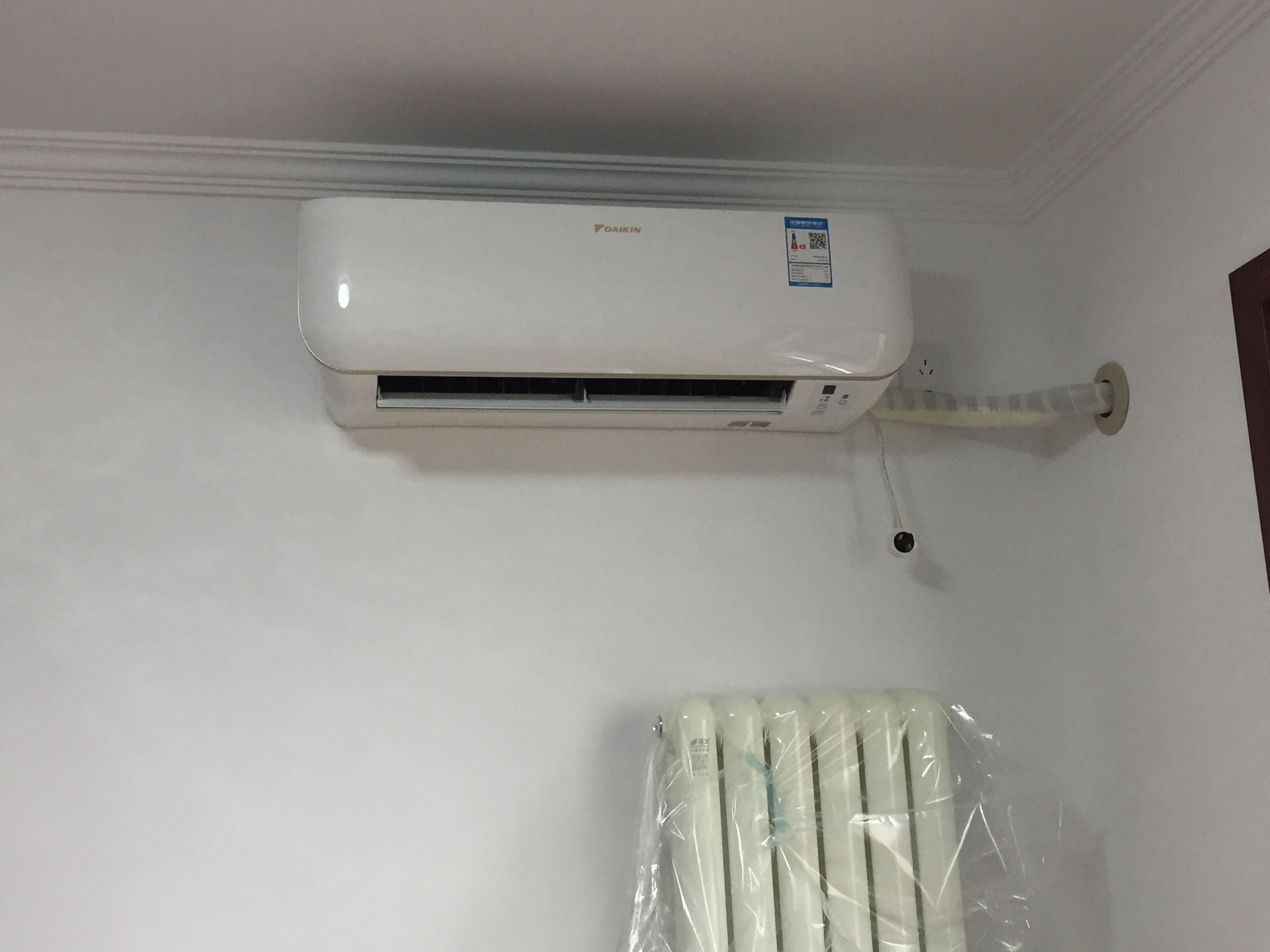第一次买大金产品,美观大方,制冷制热特别迅速,而且静音效果好。特别赞一下两位安装师傅,仔细认真,特别敬业。多大金产品和售后服务都很满意!