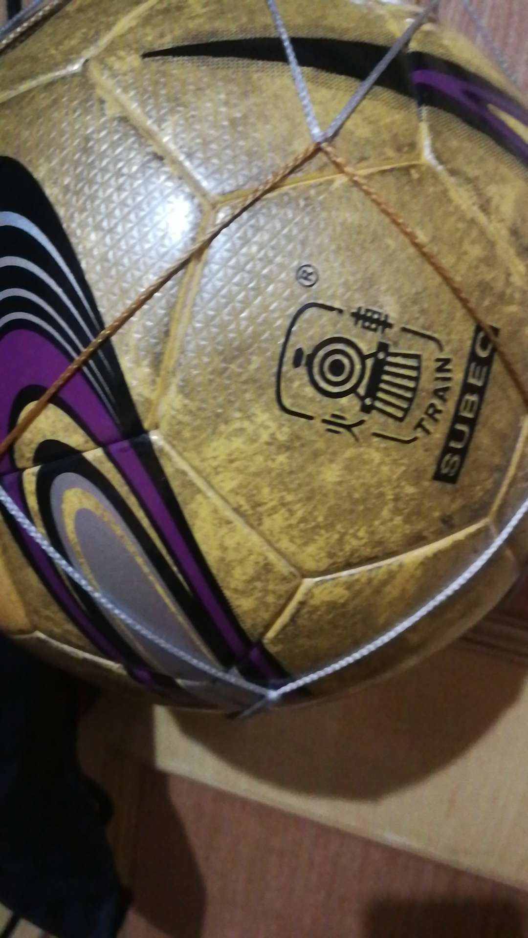 球是正品无疑,但一分钱一分货,球弹性和脚感一般.