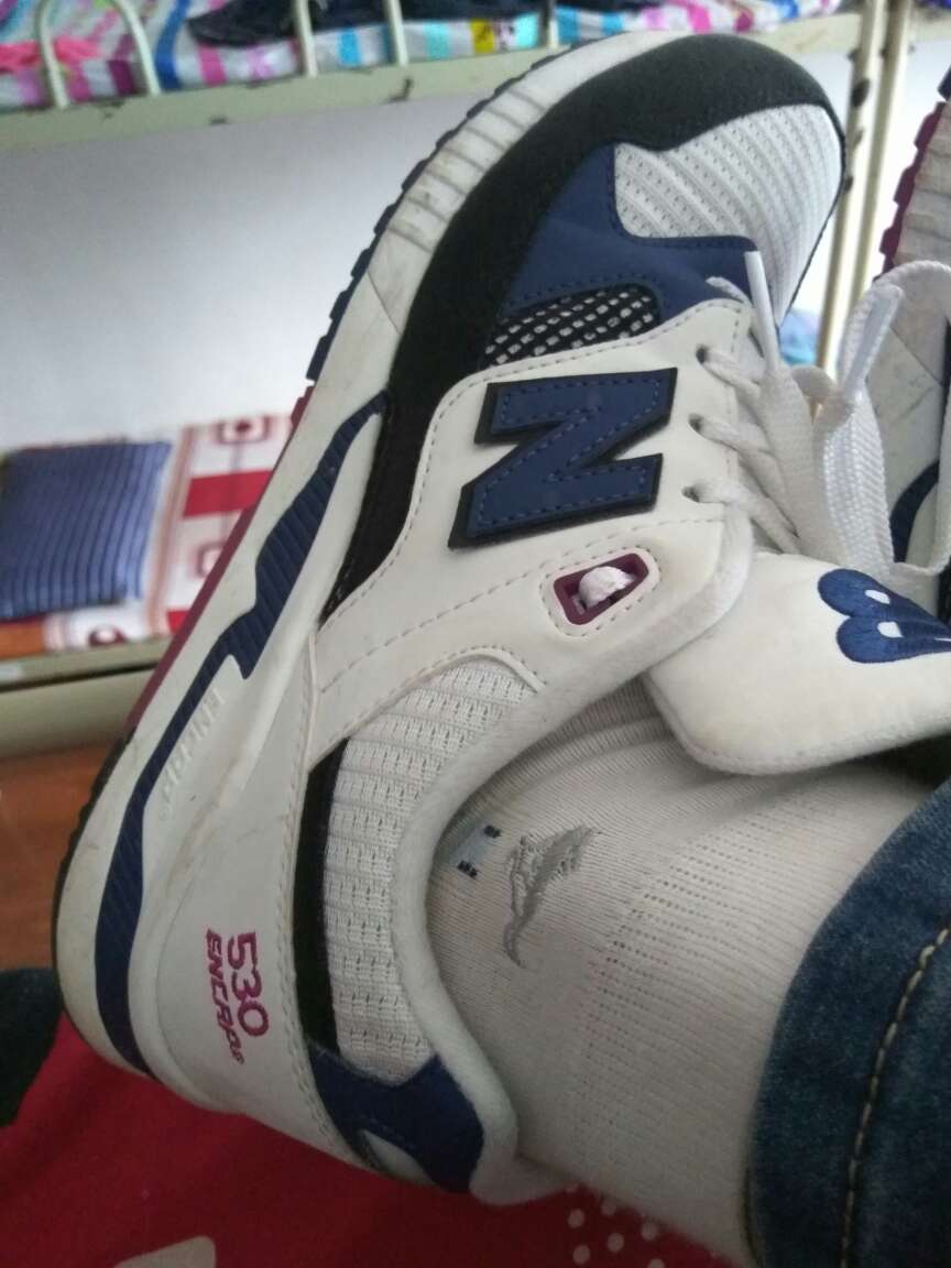 穿着挺舒服的,不用担心是不是正品,自营没问题的,鞋底比较硬但穿时间长点就好了,我自己穿了挺长时间了,没出现什么问题也没有色差挺好看的。